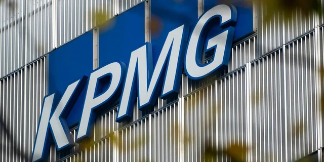 a-new-dashboard-tracks-how-much-kpmg-workers-use-ai-they-v0-Hm058aKWfdfmInwq8qluuZq-ILQk_1uj0IYfjIkbePY.webp